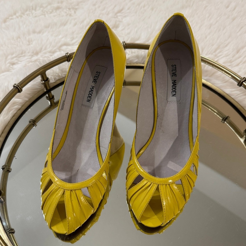 Steve Madden Shorre Yellow Patent Leather Peep Toe Wedge Heels Womens 8B